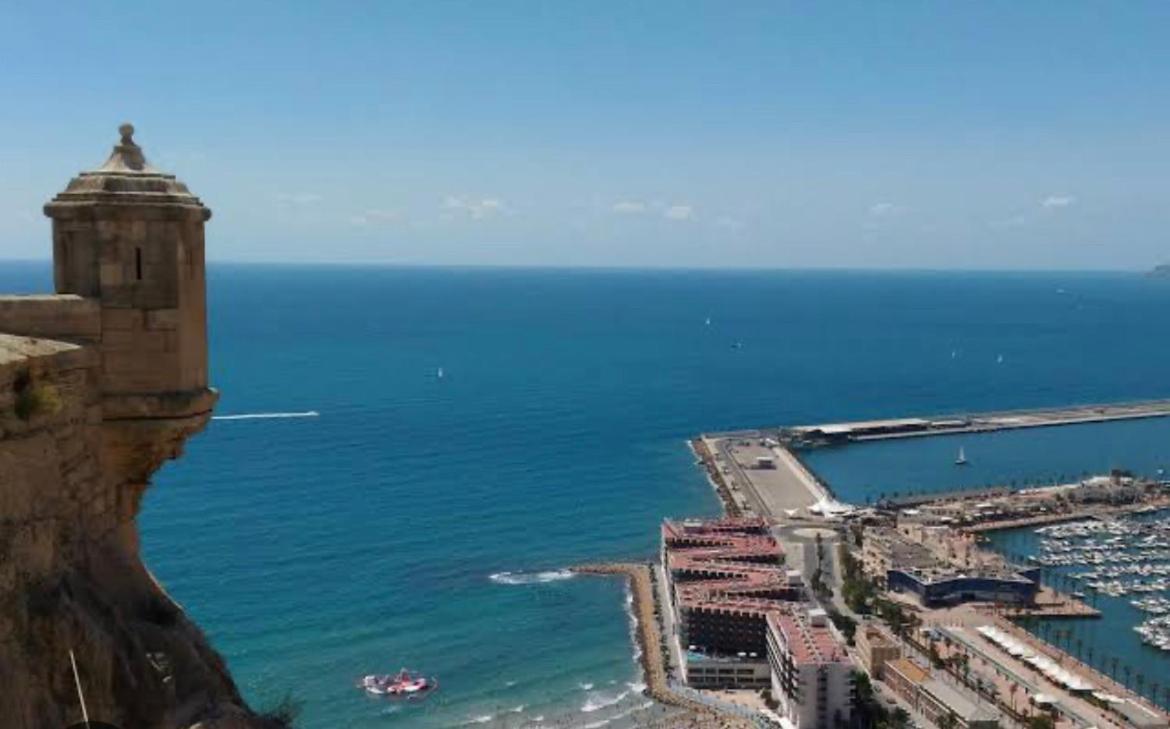 Centrally-Located, Spacious Flat At Historic Centre & Short Walk To Beach 알리칸테 외부 사진