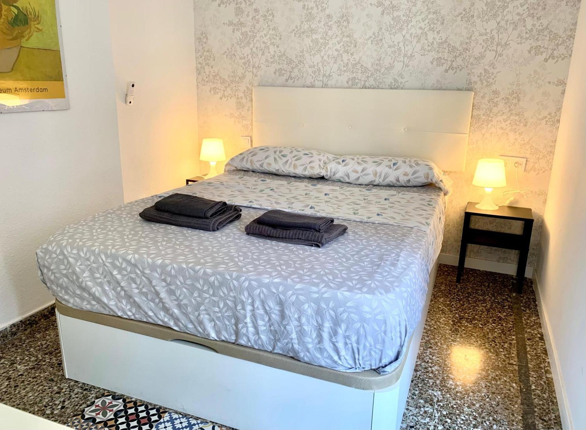 Centrally-Located, Spacious Flat At Historic Centre & Short Walk To Beach 알리칸테 외부 사진