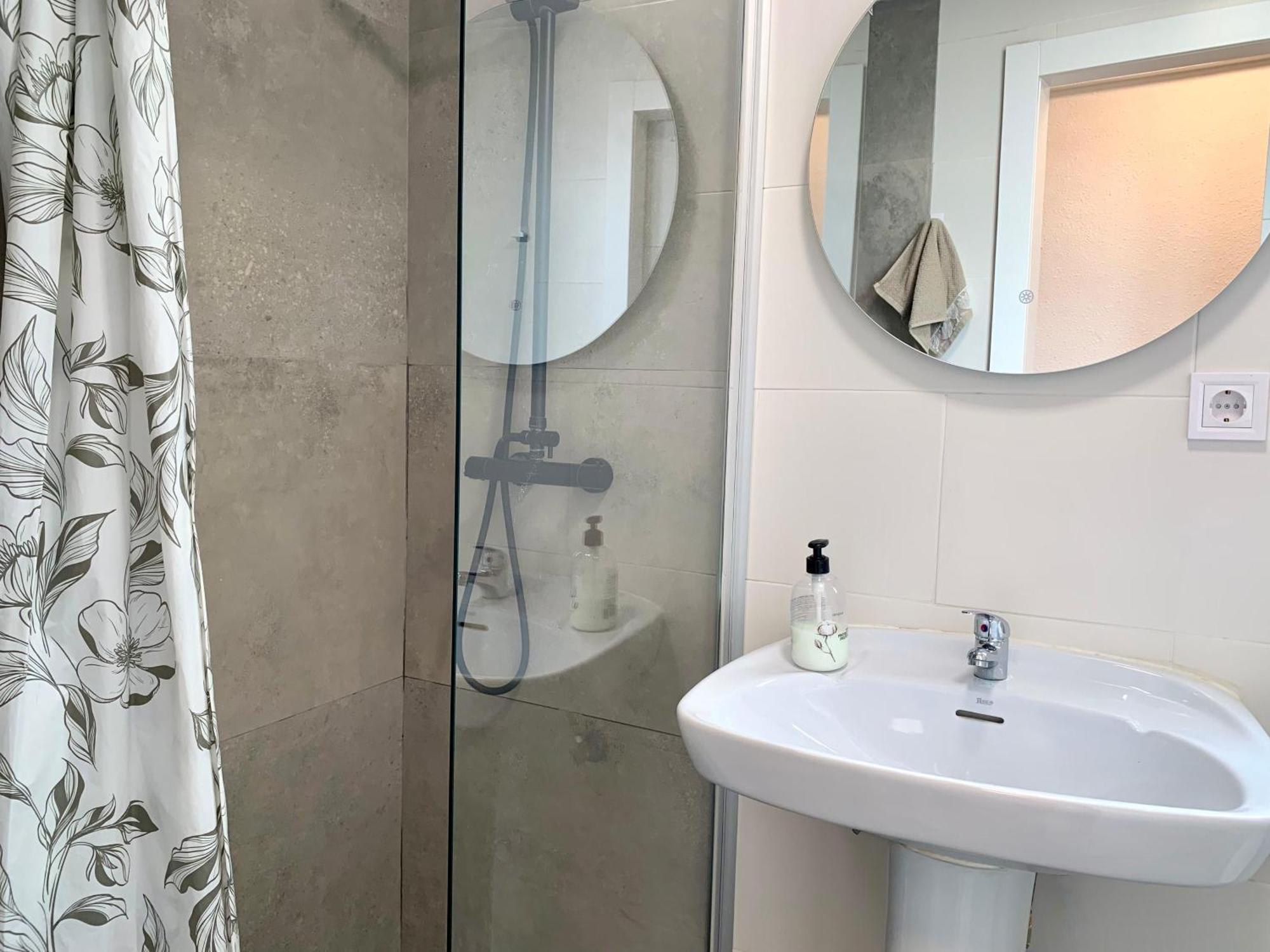 Centrally-Located, Spacious Flat At Historic Centre & Short Walk To Beach 알리칸테 외부 사진